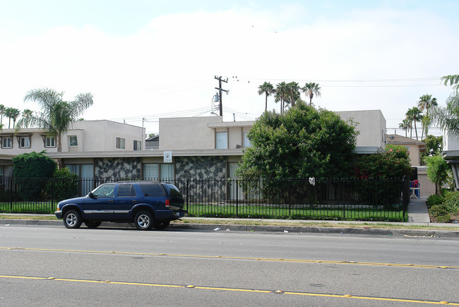 1324 W. Cerritos in Anaheim, CA - Foto de edificio - Building Photo