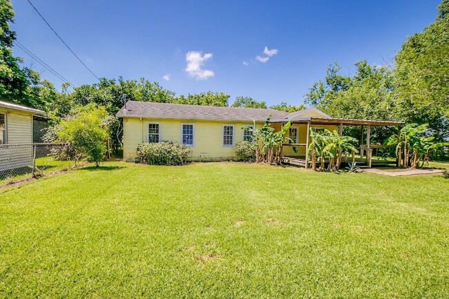 3901 McKinney Dr in La Marque, TX - Building Photo - Building Photo