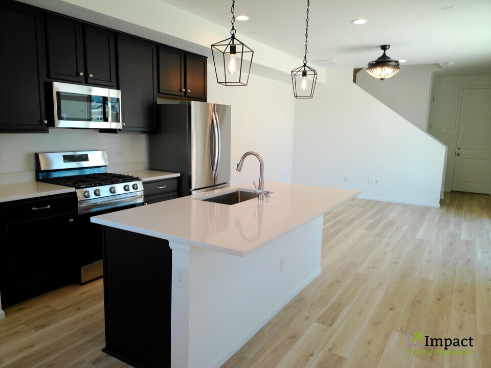 1656 S Tower Rd in Aurora, CO - Building Photo