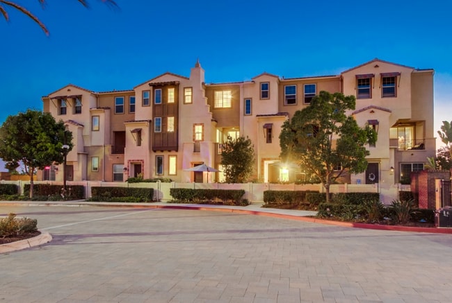 1251 Via Lucero in Oceanside, CA - Foto de edificio - Building Photo