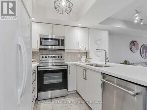 15 Northtown Way in Toronto, ON - Building Photo - Building Photo