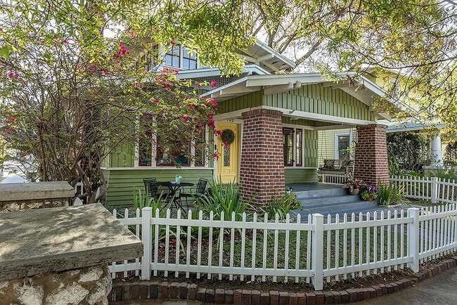702 S Bungalow Terrace in Tampa, FL - Foto de edificio - Building Photo