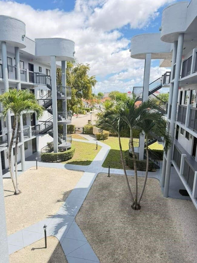 5290 W 21st Ct in Hialeah, FL - Building Photo - Building Photo