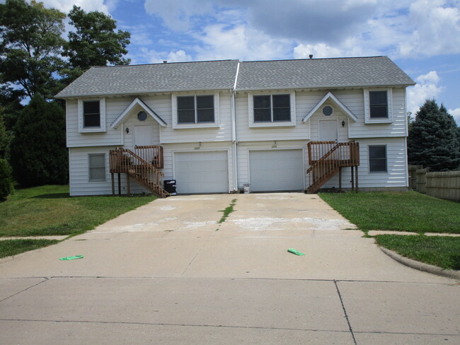 2207 Oakleaf St in Coralville, IA - Foto de edificio - Building Photo