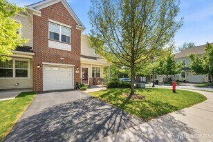 133 Savoth Ln in Woodbridge Township, NJ - Building Photo