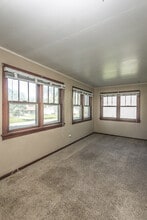3252 Dubuque Ave in Des Moines, IA - Building Photo - Building Photo