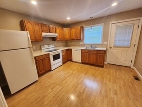 27 Van Buren Ave, Unit B-1 in Norwalk, CT - Foto de edificio - Building Photo