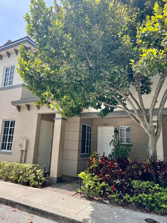 1989 Marsh Harbor Dr in Riviera Beach, FL - Building Photo - Building Photo