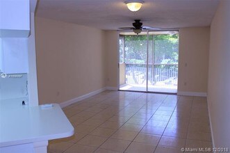 8235 Lake Dr-Unit -306 in Doral, FL - Building Photo - Building Photo