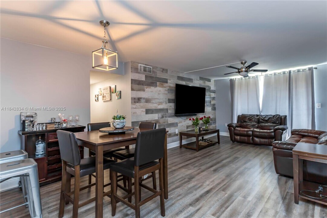 3490 Foxcroft Rd in Miramar, FL - Building Photo