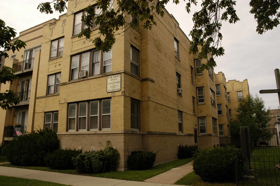 Condominiums in Chicago, IL - Building Photo