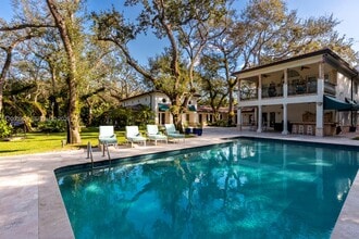 10100 Lakeside Dr in Coral Gables, FL - Building Photo - Building Photo