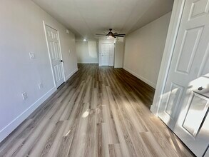 2890 N Oakland Forest Dr, Unit 103 in Oakland Park, FL - Foto de edificio - Building Photo