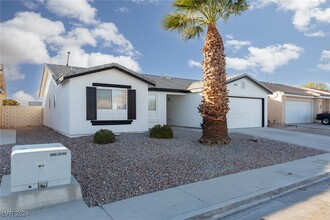 2207 Fountain Valley Way in North Las Vegas, NV - Building Photo - Building Photo