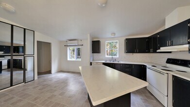 516 W Ocean View Dr in Oak Harbor, WA - Building Photo - Building Photo