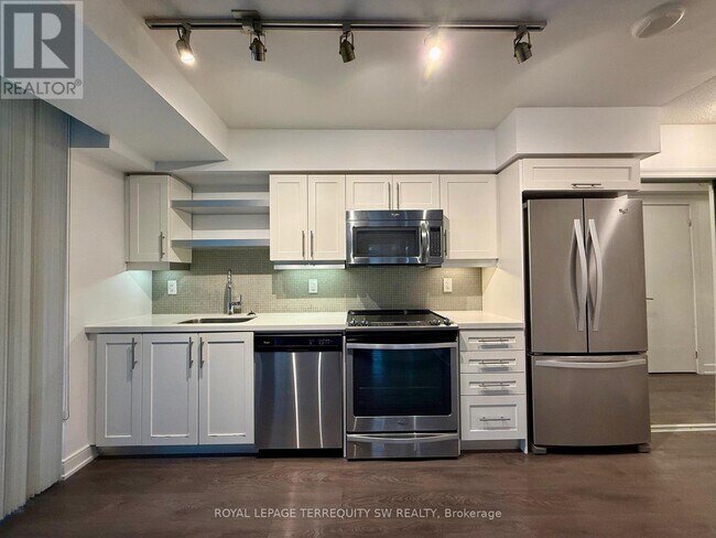 525 Adelaide St W in Toronto, ON - Building Photo - Building Photo