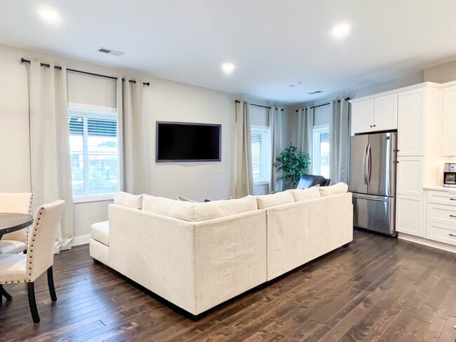 63 7th Ave S, Unit 2 in Hopkins, MN - Foto de edificio - Building Photo