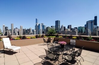 435 W Erie St, Unit 1708 in Chicago, IL - Foto de edificio - Building Photo