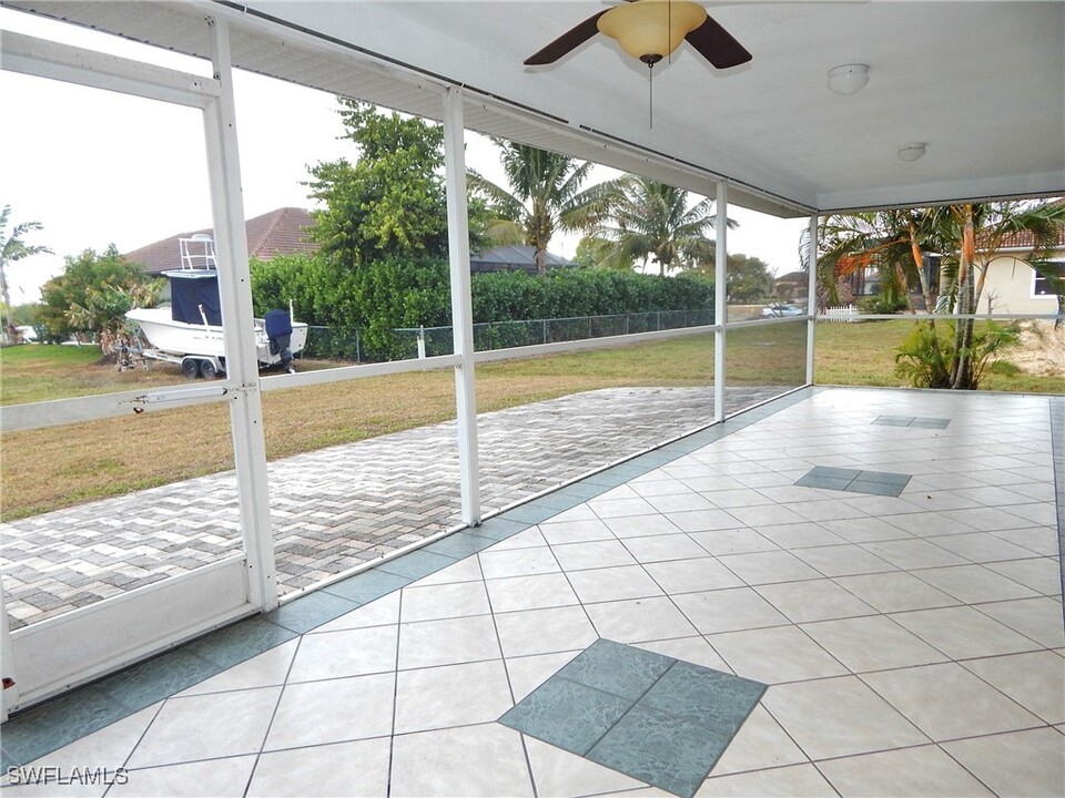 424 SW 38th Pl in Cape Coral, FL - Foto de edificio