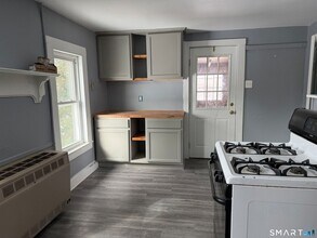 139 N Main St in Winchester, CT - Foto de edificio - Building Photo