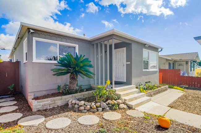 2539 Sumac Dr in San Diego, CA - Foto de edificio - Building Photo