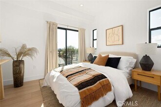 11028 Oxnard St in Los Angeles, CA - Building Photo - Building Photo