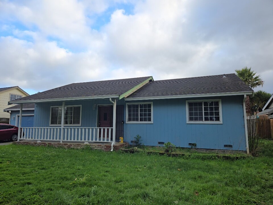1836 Thelma St in Fortuna, CA - Foto de edificio