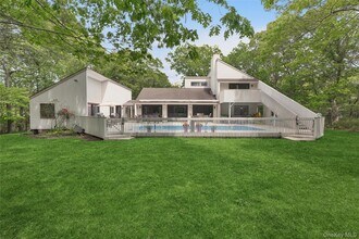 18 Quail Run in Hampton Bays, NY - Building Photo - Building Photo