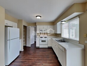 2030 Brittany Bnd in Lake In The Hills, IL - Foto de edificio - Building Photo