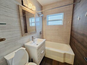 2174 NE 181st St in North Miami Beach, FL - Foto de edificio - Building Photo