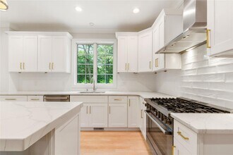 4 Gray Rock Dr in Harrison, NY - Building Photo - Building Photo