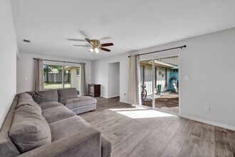 4280 Island Cir in Ft. Myers, FL - Foto de edificio - Building Photo