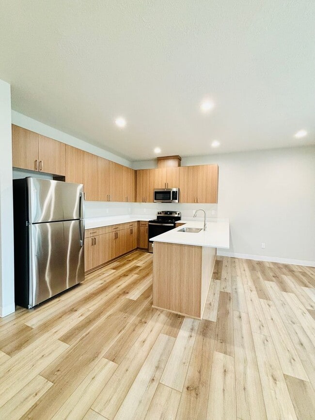 2434 Leonard Ln in Lebanon, OR - Building Photo - Building Photo