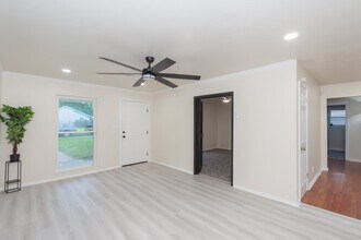 5834 Overdale St in Houston, TX - Foto de edificio - Building Photo