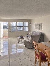 401 Golden Isles Dr, Unit 14 in Hallandale Beach, FL - Foto de edificio - Building Photo