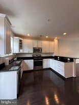 7476 Riding Meadow Way in Manassas, VA - Building Photo