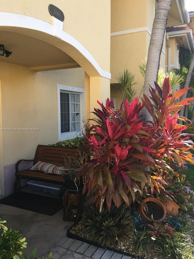 2098 NE 167th St in North Miami Beach, FL - Building Photo - Building Photo