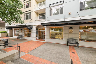 Courtyard Off Main in Bellevue, WA - Foto de edificio - Building Photo