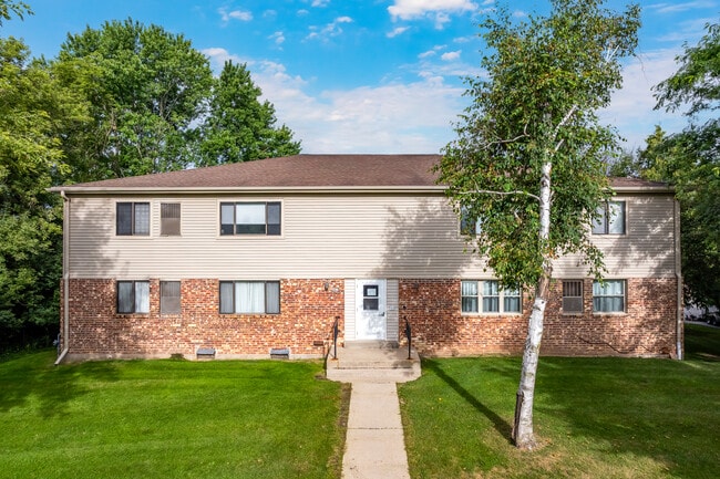 JJGF 2 - 851-861 Evergreen Dr in Hartford, WI - Foto de edificio - Building Photo
