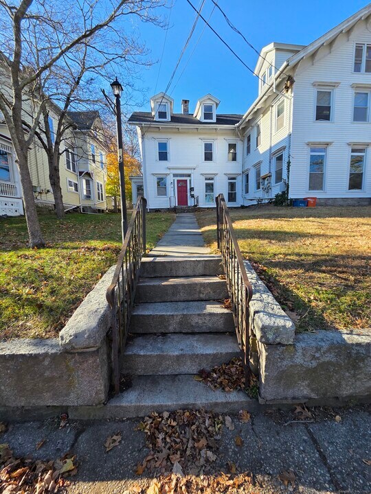 32 Channing St in New London, CT - Building Photo