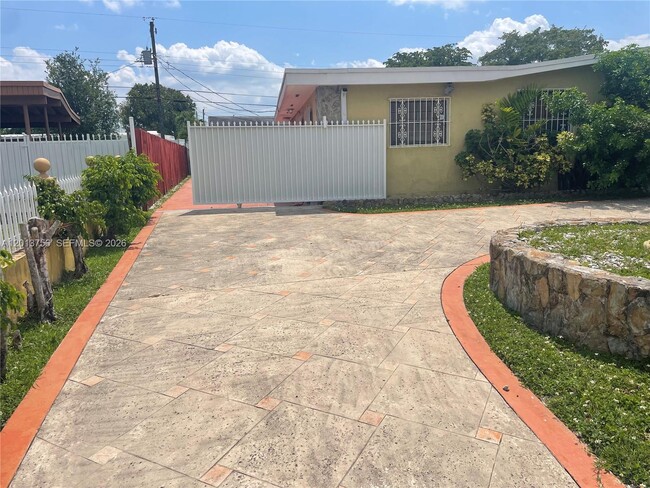 4115 SW 108th Ave in Miami, FL - Building Photo - Building Photo