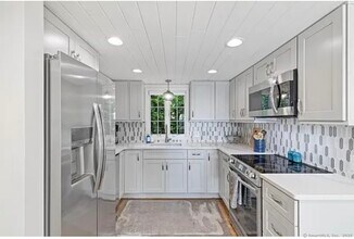 77 Chalker Beach Rd in Old Saybrook, CT - Building Photo - Building Photo