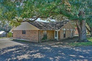 600 E Stone St in Brenham, TX - Building Photo