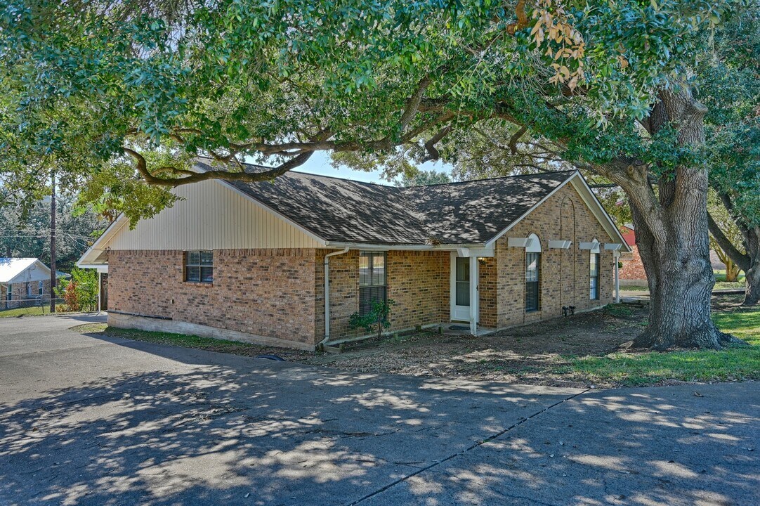 600 E Stone St in Brenham, TX - Building Photo