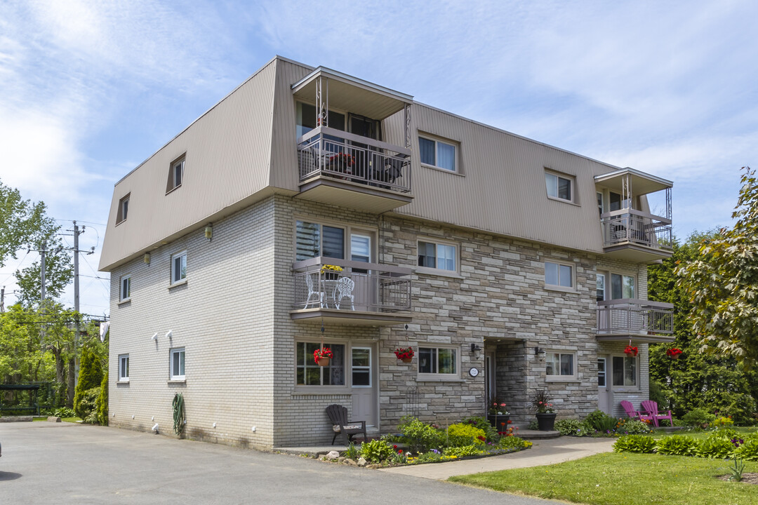 1725 De Cambrai Rue in St-Bruno-de-Montarville, QC - Building Photo