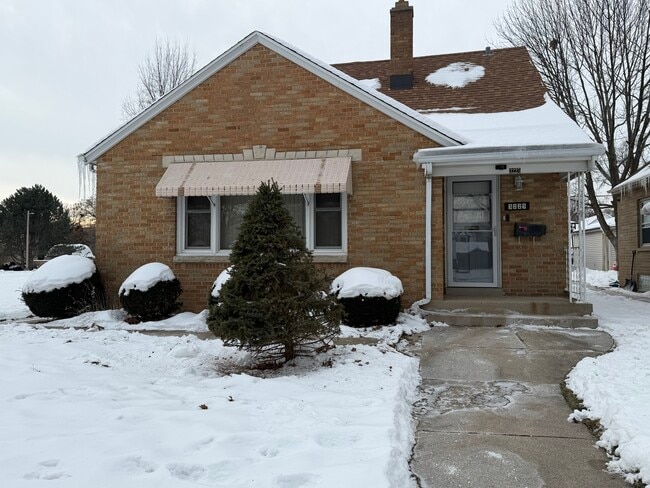 property at 3225 S 40th St