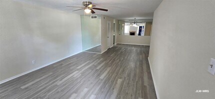 9700 Leawood Blvd, Unit 406 in Houston, TX - Building Photo - Building Photo