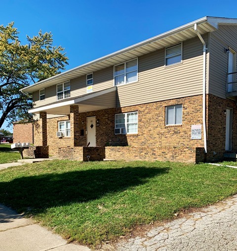 108 W Shelbourne Dr in Normal, IL - Building Photo