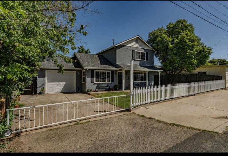 12877 Pioneer St in Jackson, CA - Building Photo