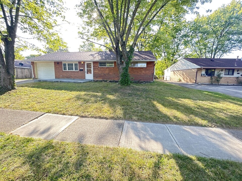 6111 Rosebury Dr in Dayton, OH - Building Photo